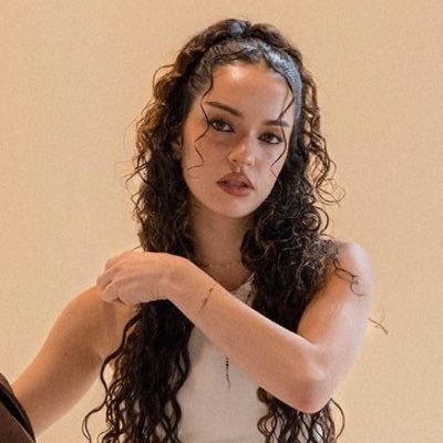 kanelbullenss's profile picture. sweden | she/her | kpop | eurovision | star wars | literature | ✨📀🪐💫🌜