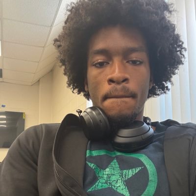 N3OND3ON's profile picture. just decent fr. 🇱🇷