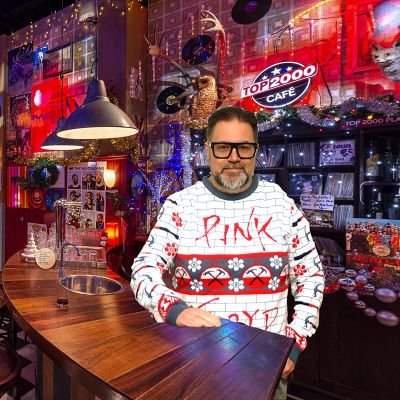 dvschend's profile picture. Muziekfreak. F1. Vinyl. Lego. Swiftie. Schrijft op ReviewNL. Telegraph Road. Top 2000. Bouwde een PRS Silver Sky. Onontdekte influencer. Is ook Batman.