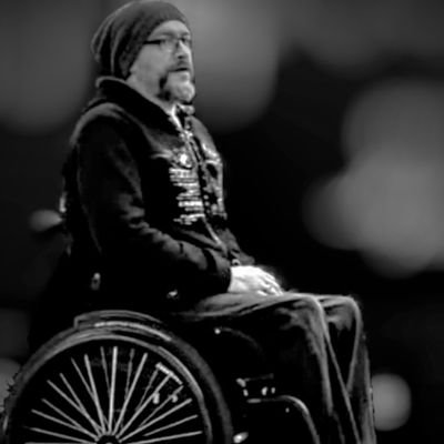 Ronalfinnho's profile picture. Mir kann keiner was...
ohh eine Treppe.
Ab und an ne lockere Schraube und nen Rad ab♿.

Steht ständig unter Strom🔋
Rolltreppen User⚠️ 
Macht Fotos in FFM 📸