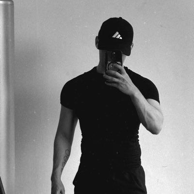 twunkywinky's profile picture. Le Maître c’est parce que j’ai le barreau.