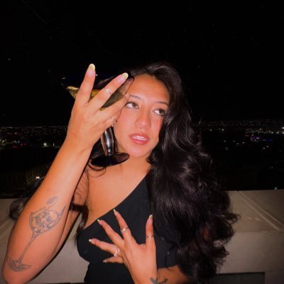 lalalauuraaaa's profile picture. talking to myself nada que ver