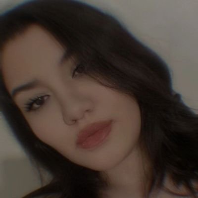 honey_hamze's profile picture. یه آدم ساده که با طراحی رؤیا می‌سازه، تو خیال‌ها پرسه می‌زنه و همیشه دنبال کشف دنیاهای ناشناخته‌ست. 🫣