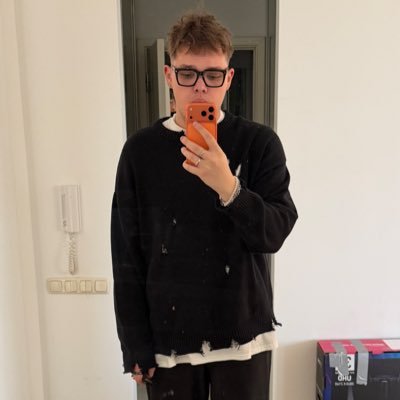 k_cembrowski's profile picture. Skaczę przed kamerą, gadam do mikrofonu i piszę. https://t.co/4ZHfcdKqJx, https://t.co/eQHQIZZM49, TrójKast. 🙆🏻‍♂️ Po godzinach moda, muzyka i FC Barcelona. 🎧