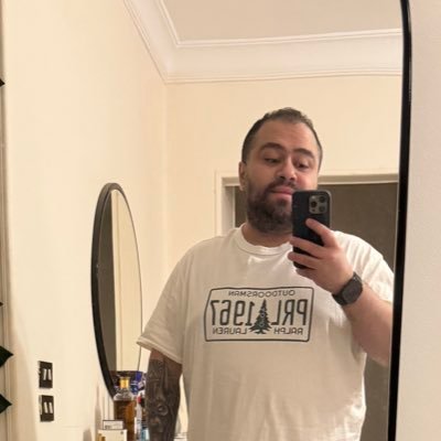 hey_aht's profile picture. هذا النشيد .. لأحمد المنسيّ بين فراشتين