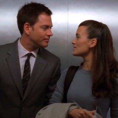 burzekslamp's profile picture. ask me about romance books and cop shows and we will never stop talking