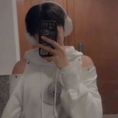 tomoko_bles's profile picture. Yo que vengo de las estrellas, hoy me convierto en polvo para volver con ellas 💫