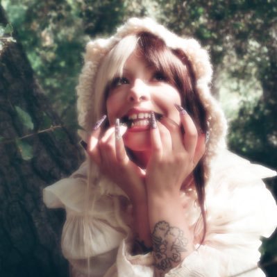 moonlsghtx's profile picture. . ♡ 𝘢𝘳𝘪𝘢𝘯𝘢 𝘨𝘳𝘢𝘯𝘥𝘦 𝘢𝘯𝘥 𝘮𝘦𝘭𝘢𝘯𝘪𝘦 𝘮𝘢𝘳𝘵𝘪𝘯𝘦𝘻 💭 ◟♡ ˒ ⊹ ݁ ִ ۫