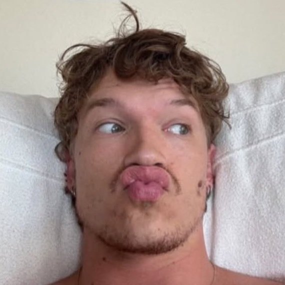 ilyanchiron's profile picture. i’m just like ilya rozanov in the way that i’m bisexual and a professional ragebaiter || certified chiron & anya enthusiast || mdni 🏒🥅⛸️🇷🇺🇨🇦❄️