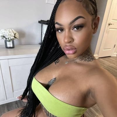 latina1143's profile picture. 