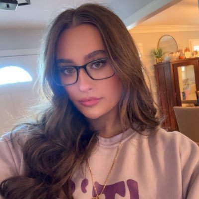 HannahD27099's profile picture. An educated and successful business attorney 📒The law