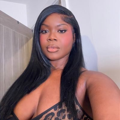 _teexrose's profile picture. just here for the shxts and the gigs.