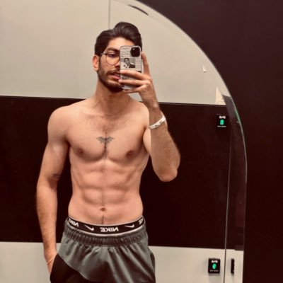 OneOfTheVampire's profile picture. اندکی داروساز، حامی چپ دست ها