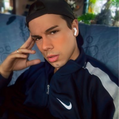 heaaronx's profile picture. posting pics of myself a lot and talking about music a lot