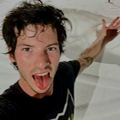 Paynemyprxud's profile picture. 24 . graphic designer . love music & sports
. I will die for my favs