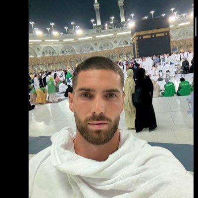 zinedine450's profile picture. très peu savent réfléchir mais tous veulent avoir une opinion.