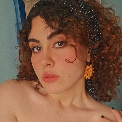 qItsvrtAA's profile picture. در راهِ نقاش شدن، کتابامو بخونم میرم.