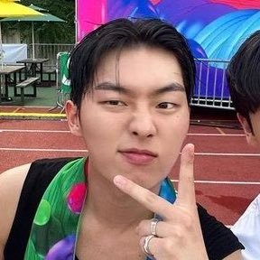 shicwk's profile picture. ㅤ⠀ ͏ ͏ ㅤ eu e o hyunwook enchendo a cara num barzinho