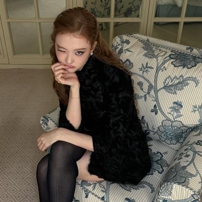 fleuraett's profile picture. 𓍢ִ໋I will love you until the end of the light. 𝘍𝘢𝘦 𝘩𝘦𝘢𝘳𝘵, 𝘬𝘪𝘴𝘴𝘦𝘥 𝘣𝘺 𝘮𝘰𝘰𝘯𝘭𝘪𝘨𝘩𝘵 — she wanders between shadow & grace. 1490's.