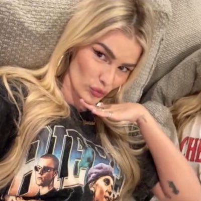 felenice_'s profile picture. aquela curva difícil que se você não for bom de volante bate o carro