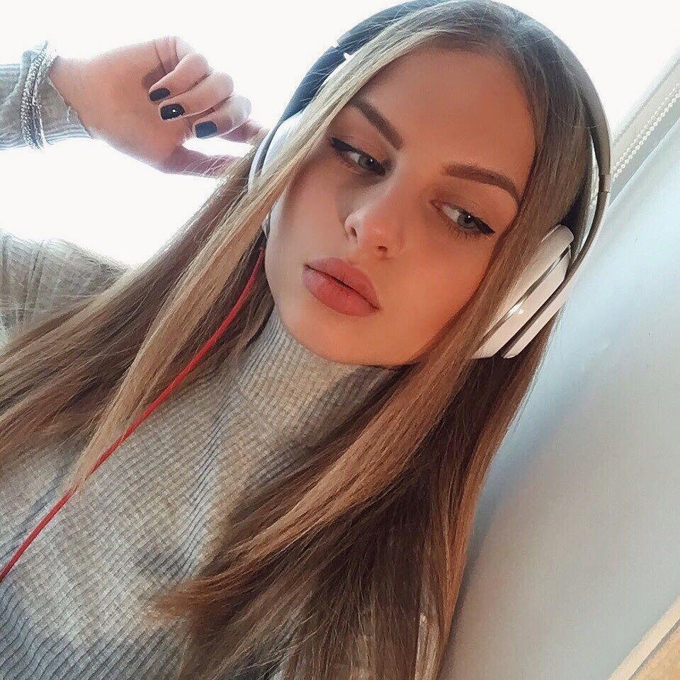 EmmaFlores83391's profile picture. Coffee lover ☕ | Loves golden hour walks & cozy reads 📚 | Joy in small things—down for chat! 🍀 💦 🎊