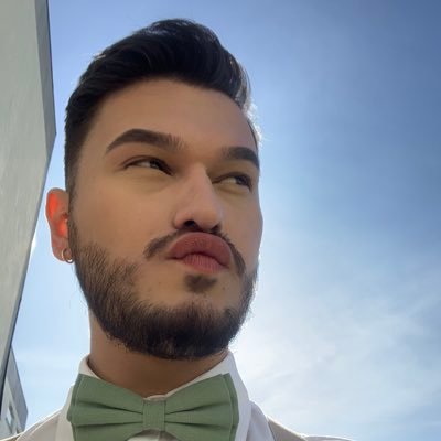 Alexandreebiazi's profile picture. gostosa, mas parece uma retardada!