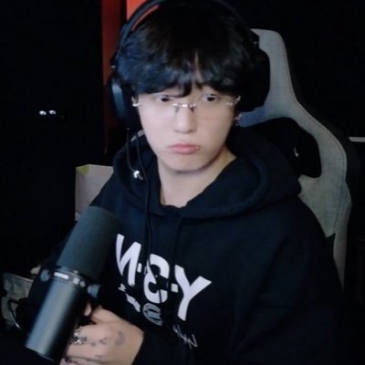 vaporvisions's profile picture. ya volvió jungkook y soy re feliz 😭😭💜💜