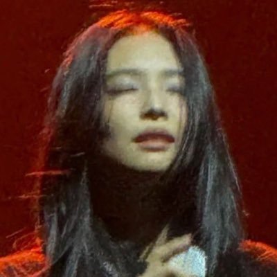 LlKEJENNIE's profile picture. margaret qualley