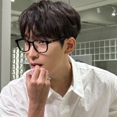 whatjunoboutme's profile picture. avid enjoyer of the “and they were roommates” trope | mwnist. 🩺