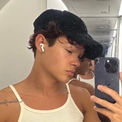 simmescurls's profile picture. fan account ♥︎