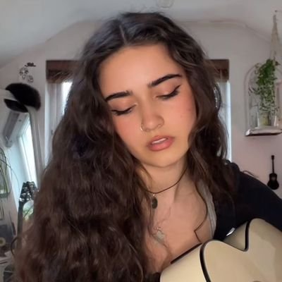 bissexualuke's profile picture. eu, tom holland, charlie gillespie e landon boyce colocando a fofoca em dia