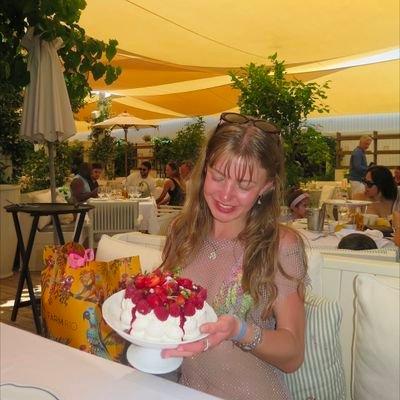 eliana_edison2's profile picture. For creators who care about the craft. No shortcuts. No fluff🙌
Building ideas. Sharing insights. Learning every day✨
Editor for @silentstocks
DM for Collab.