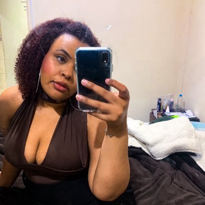 tata_casse's profile picture. Leitora Compulsiva|Colecionadora de Sonhos|Apaixonada por música|Fazendo cagada desde 1996