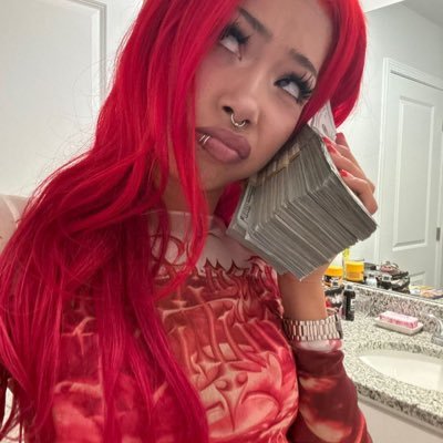 lonelyyyychild's profile picture. 