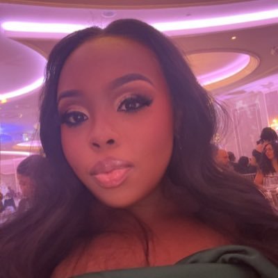 smackmyjass's profile picture. 📍 Philly | #blackgirlinfinance | Proverbs 26:27 🙏🏾 Though she be but little, she is fierce! - Shakespeare