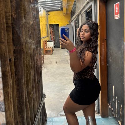 valenterremoto's profile picture. madridista, pole dancer e dona do tribunal de pequenas causas