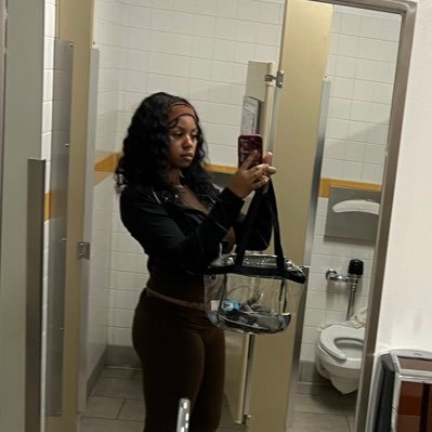 CommonCurt1sy's profile picture. @y5itruC | ♐️ 🇳🇬 | lowkey don’t exist | part time Angry Black Woman |