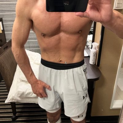 ze_yi14021's profile picture. 