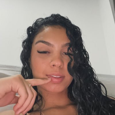 Rickiely5's profile picture. Protege-me como à menina dos teus olhos,
esconde-me à sombra das tuas asas.✨️