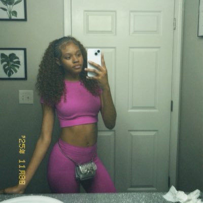 lightskinnaima's profile picture. insta: @lightskinnaima