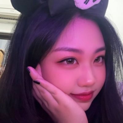 waifyousimp's profile picture. girl-bossing too close to the sun