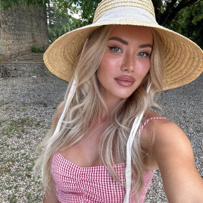 __LucyParker's profile picture. Choosing myself more every day. Cycling clears my mind, tennis strengthens my spirit. 🌼💪