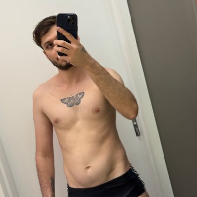 CarlosDeanhaiha's profile picture. 1,80m de ironia ríspida e zero pudor. Safra de 98. As curvas onde o melhor do mundo se perdeu. Só posto merd4!