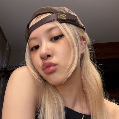 skuuuskzy's profile picture. rosie and mikha✨🌷