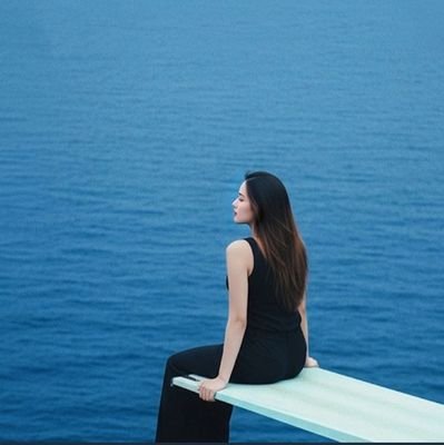 sighloops's profile picture. offline soul in an online body.