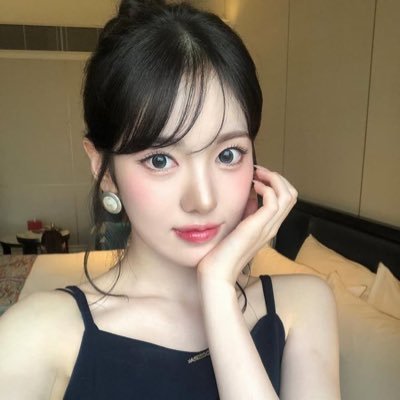 leesuibin's profile picture. “. . . when the world slows, she shines in her own dimension 𖦹 . ࣪ ׅ ꮼ