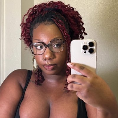 NeeNeePrettyAss's profile picture. NE Realtor🏡 1/2 of the Let’s Talk 20 Somethings podcast🎙️ Business Administration Major🤓