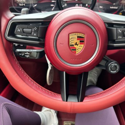 HingdeAkash's profile picture. 🚗✨ 車はただの移動手段じゃなくて、私にとっては「夢とロマンのカタチ」。
クラシックカーの持つ歴史や、最新モデルの革新性、それぞれにストーリーがあって惹かれます💖

コレクションするのは単なる趣味以上で、
エンジン音やデザインに触れるたびにワクワクして、心が満たされるんです🌿

同じく車が好きな人と語り合えたら、