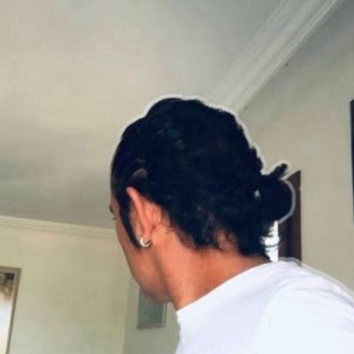 alitaskale's profile picture. Ortalık şiir kokuyor,
Gel benimle ne olur;
Bak ben bavulumu topladım,
Sende topla,
Gel seninle bir şiire yatıya kalalım bu gece !!
@taskale_