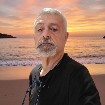 novomedinilla's profile picture. Viejo metalero, al pie del cañón, con arrugas de riffs y acero puro latiendo en su corazón.

Mi credo: Que cada can lamba o seu carallo.